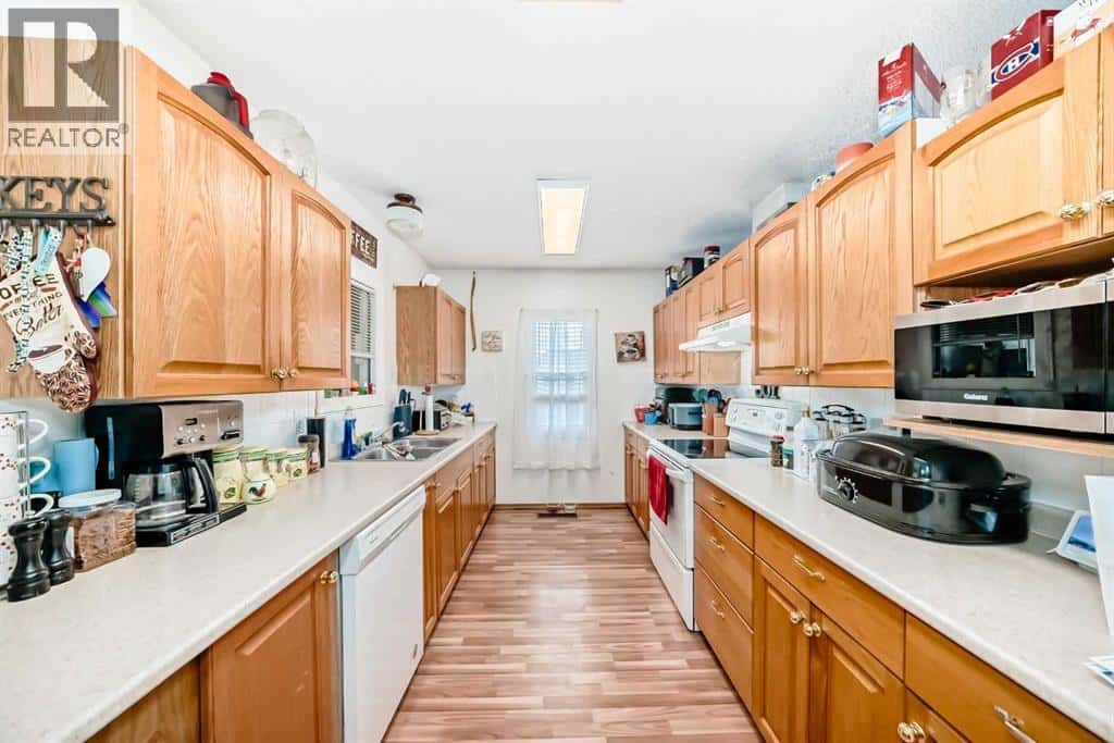 139 W 100 S — Raymond, Alberta - Photo 5 of 18