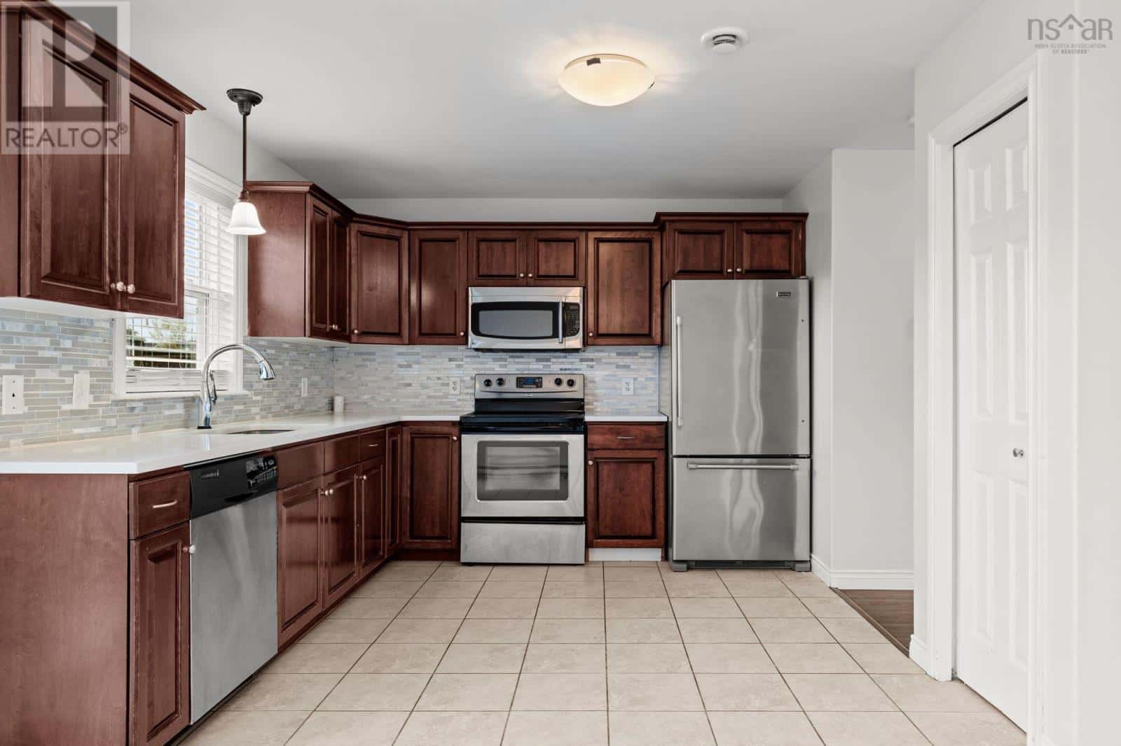 27-29 Grayson Court — Lower Sackville, Nova Scotia - Photo 4 of 36