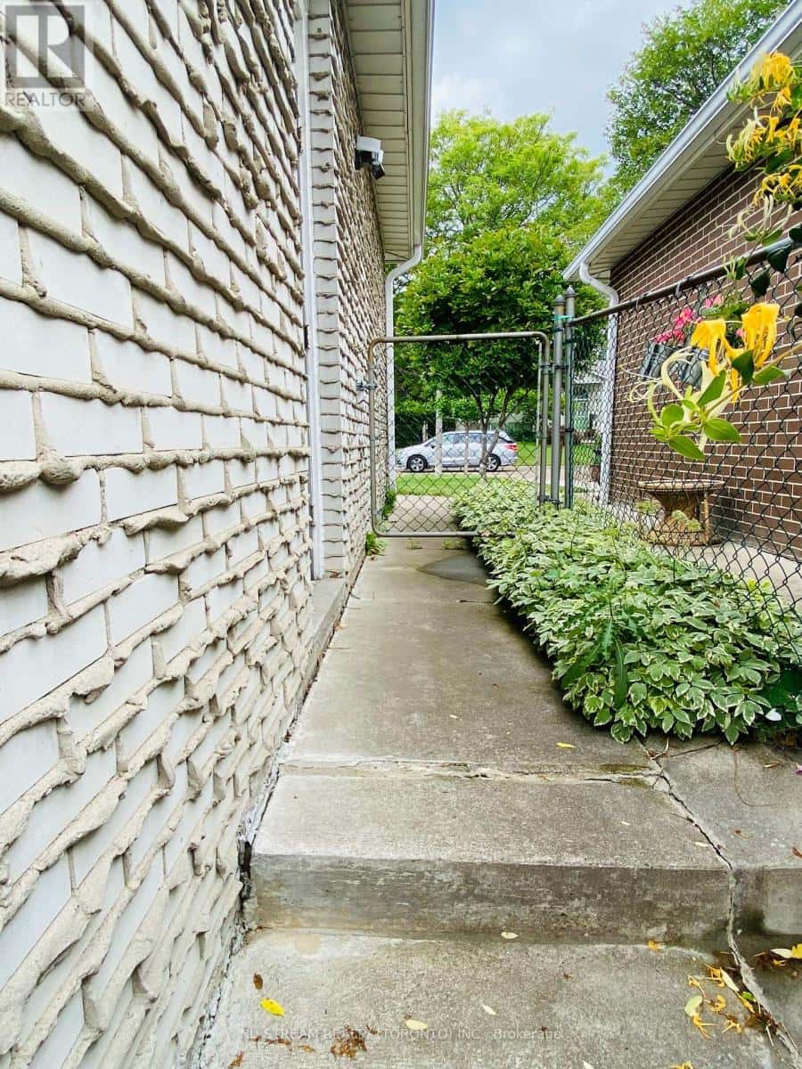 BASMT - 10 SOUTHDALE DRIVE — Markham (Bullock), Ontario - Photo 3 of 18