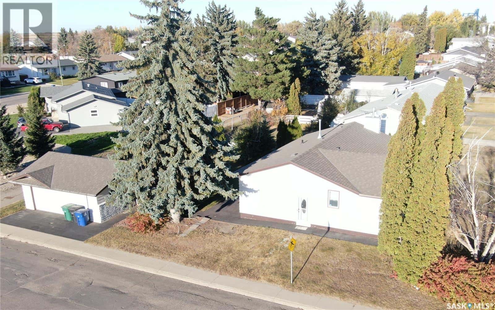 609 7th AVENUE W — Biggar, Saskatchewan - Photo 2 of 42