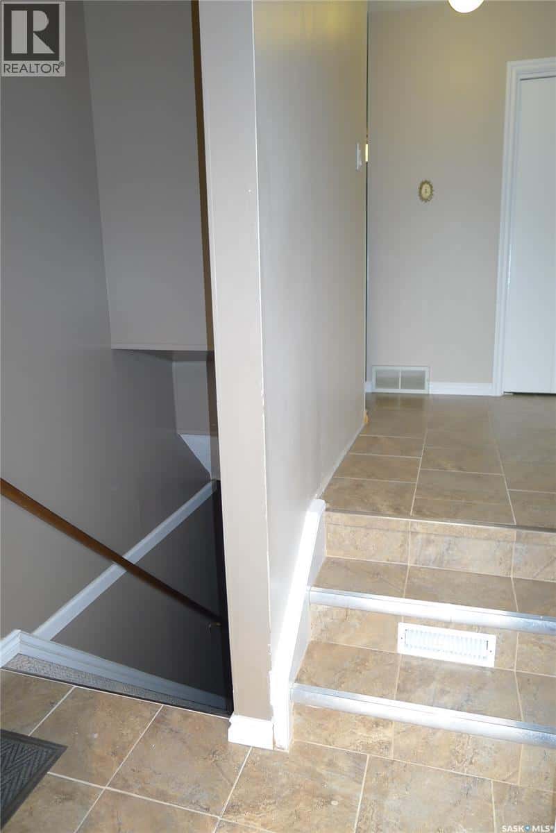 609 7th AVENUE W — Biggar, Saskatchewan - Photo 4 of 42