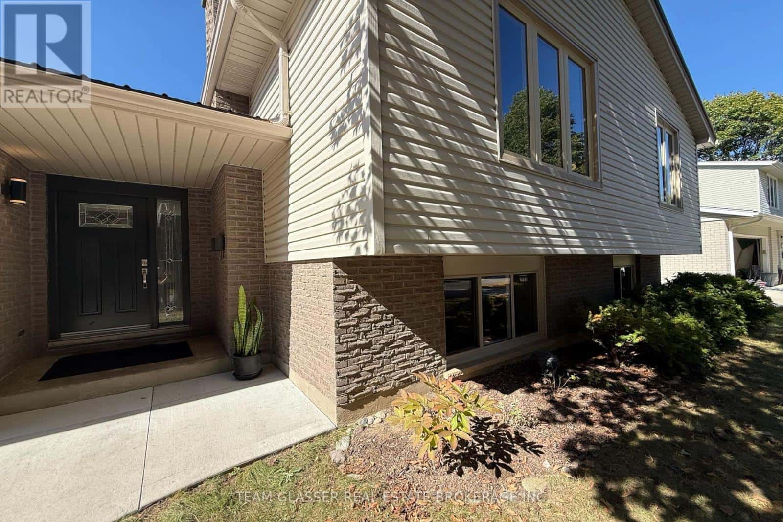 708 VILLAGE GREEN AVENUE — London South (South M), Ontario - Photo 2 of 32