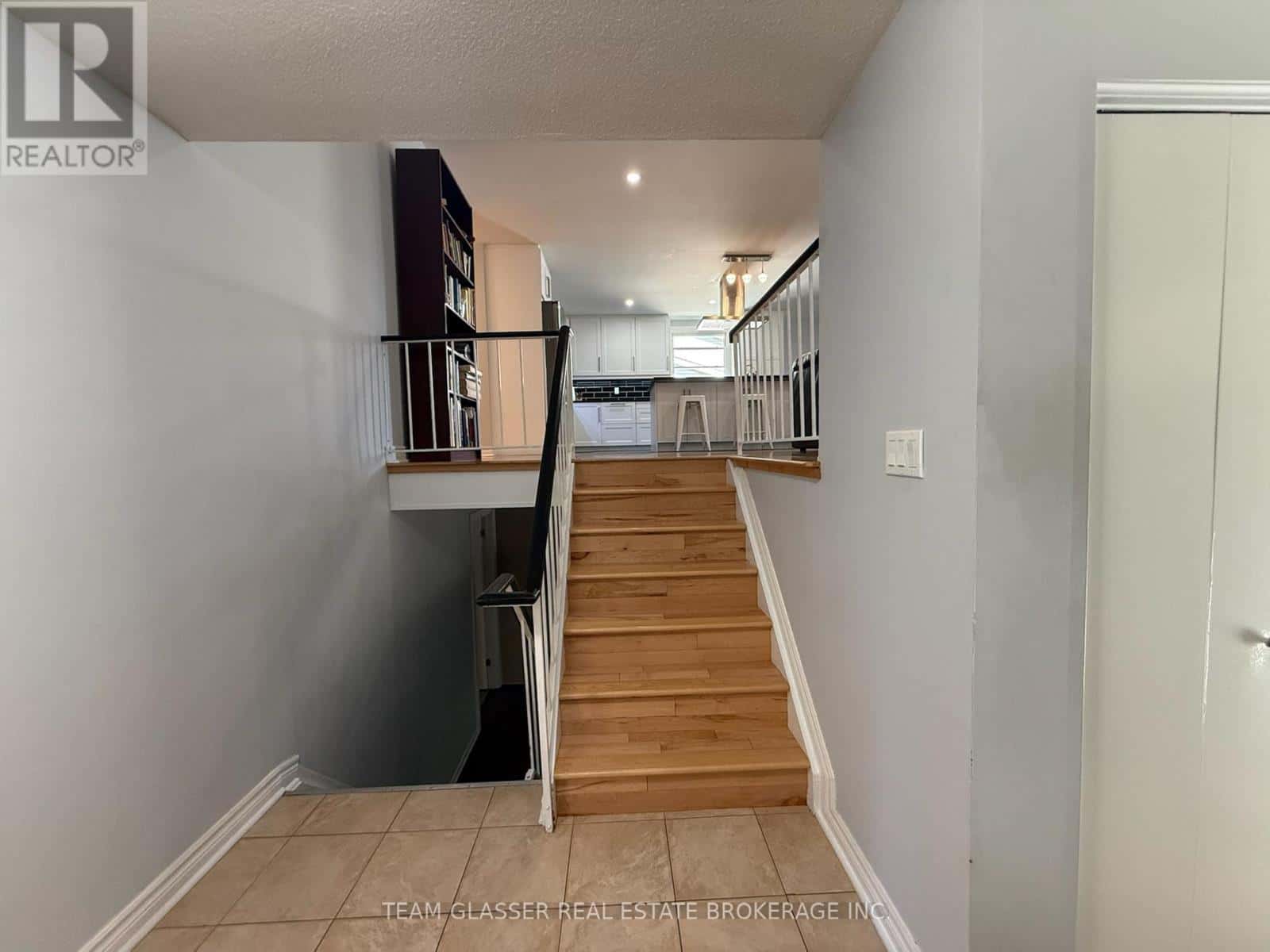 708 VILLAGE GREEN AVENUE — London South (South M), Ontario - Photo 5 of 32