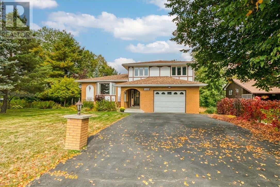 1688 Richard Street — Val Caron, Ontario - Photo 4 of 50