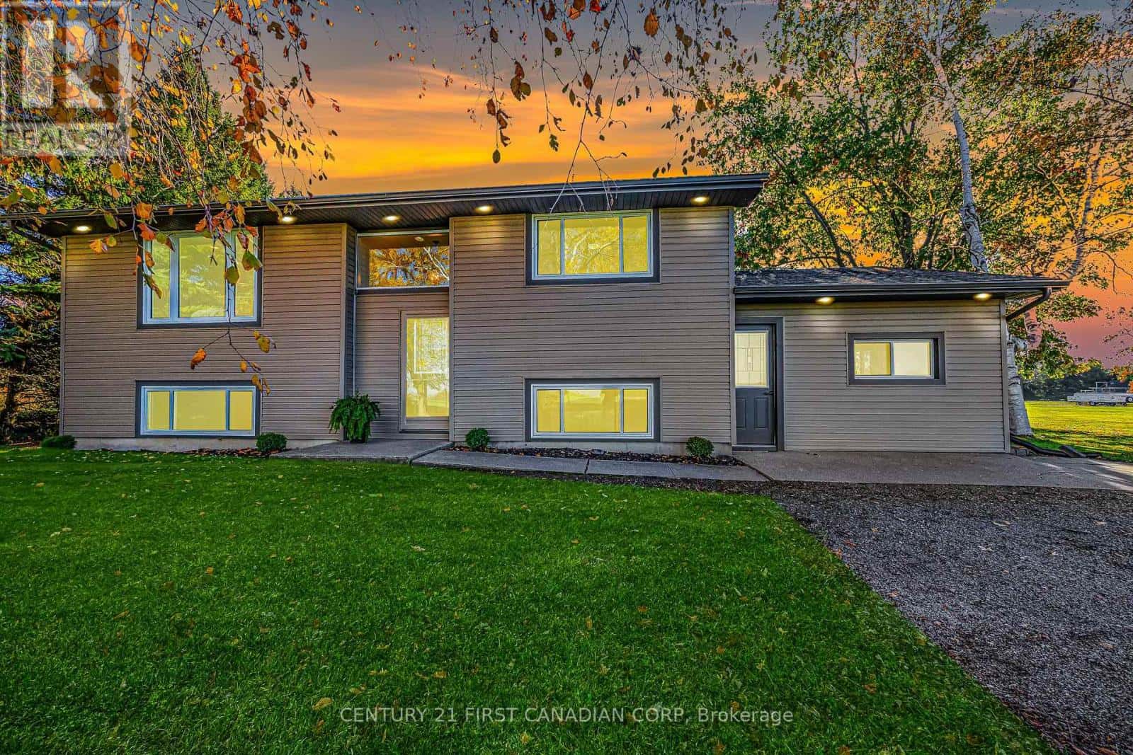 70986 B LINE — South Huron (Stephen), Ontario - Photo 5 of 50