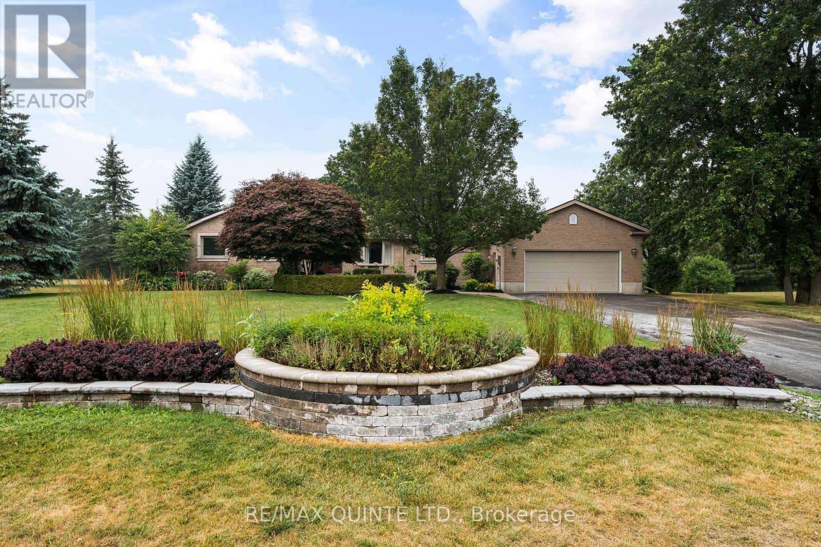 100 BAY BREEZE STREET — Prince Edward County (Ameliasburg Ward), Ontario - Photo 4 of 50