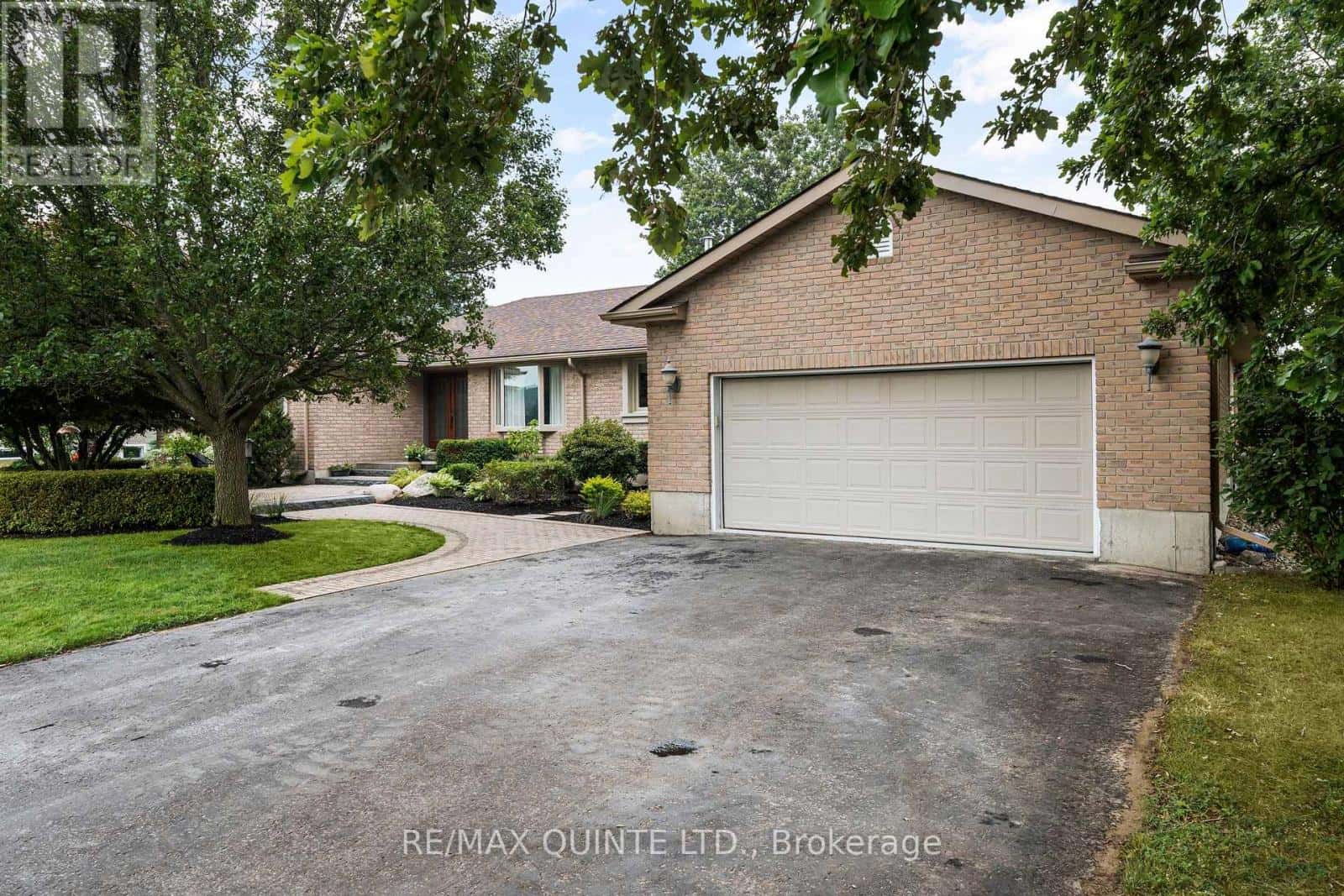 100 BAY BREEZE STREET — Prince Edward County (Ameliasburg Ward), Ontario - Photo 5 of 50