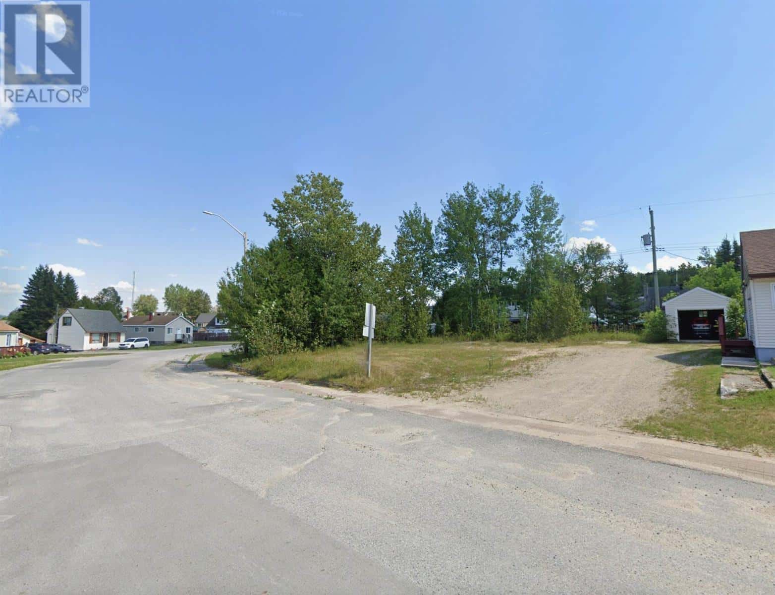 8 Wenonah DR — Manitouwadge, Ontario - Photo 2 of 3