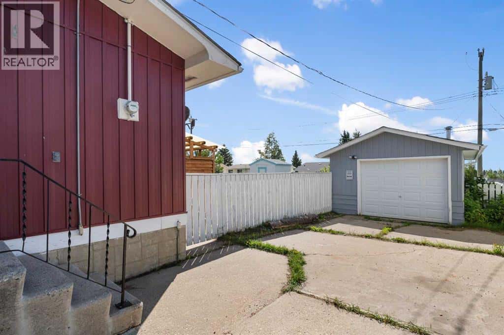 17 Centennial Crescent — Swan Hills, Alberta - Photo 3 of 30