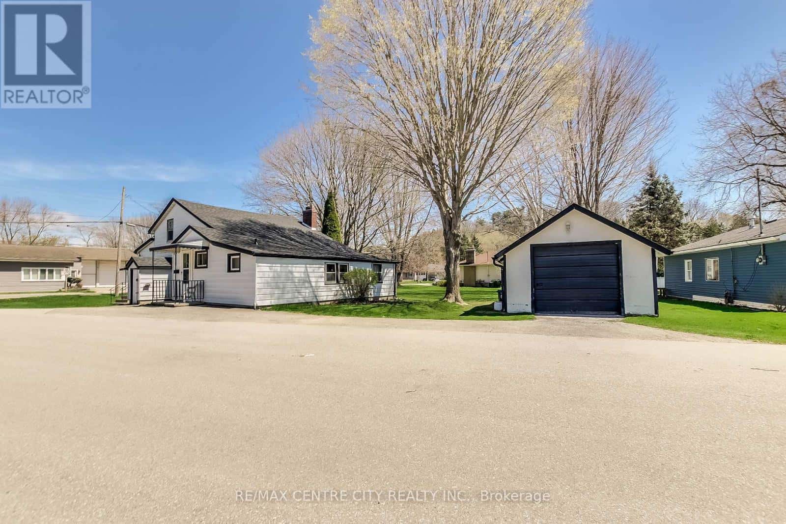 358 WARREN STREET — Central Elgin (Port Stanley), Ontario - Photo 2 of 30