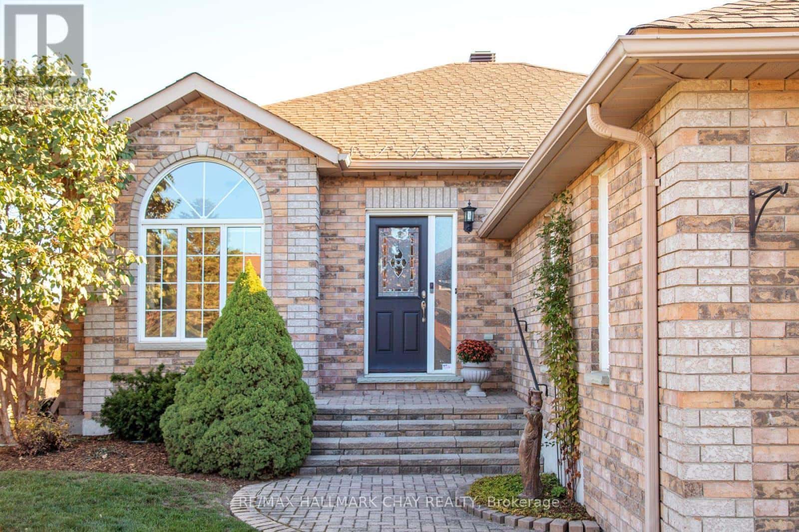 60 CROMPTON DRIVE — Barrie (Little Lake), Ontario - Photo 5 of 47