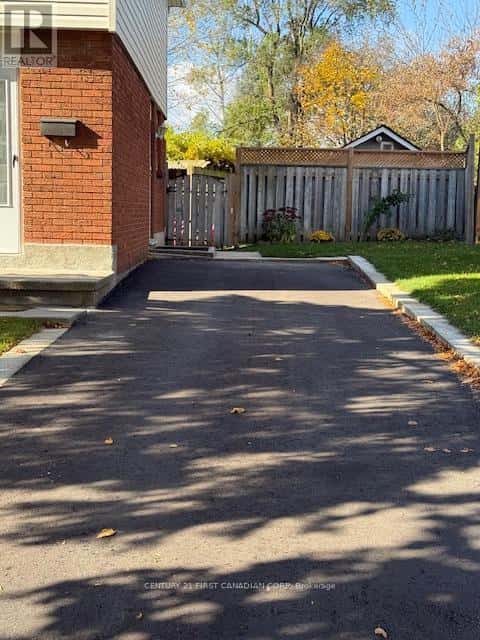 17 VINCENT CRESCENT S — London South (South Q), Ontario - Photo 3 of 50