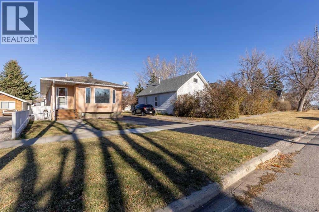 130 45 Avenue W — Claresholm, Alberta - Photo 3 of 50