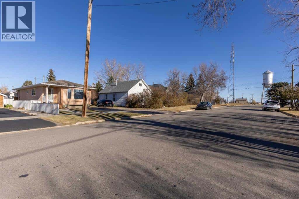 130 45 Avenue W — Claresholm, Alberta - Photo 4 of 50
