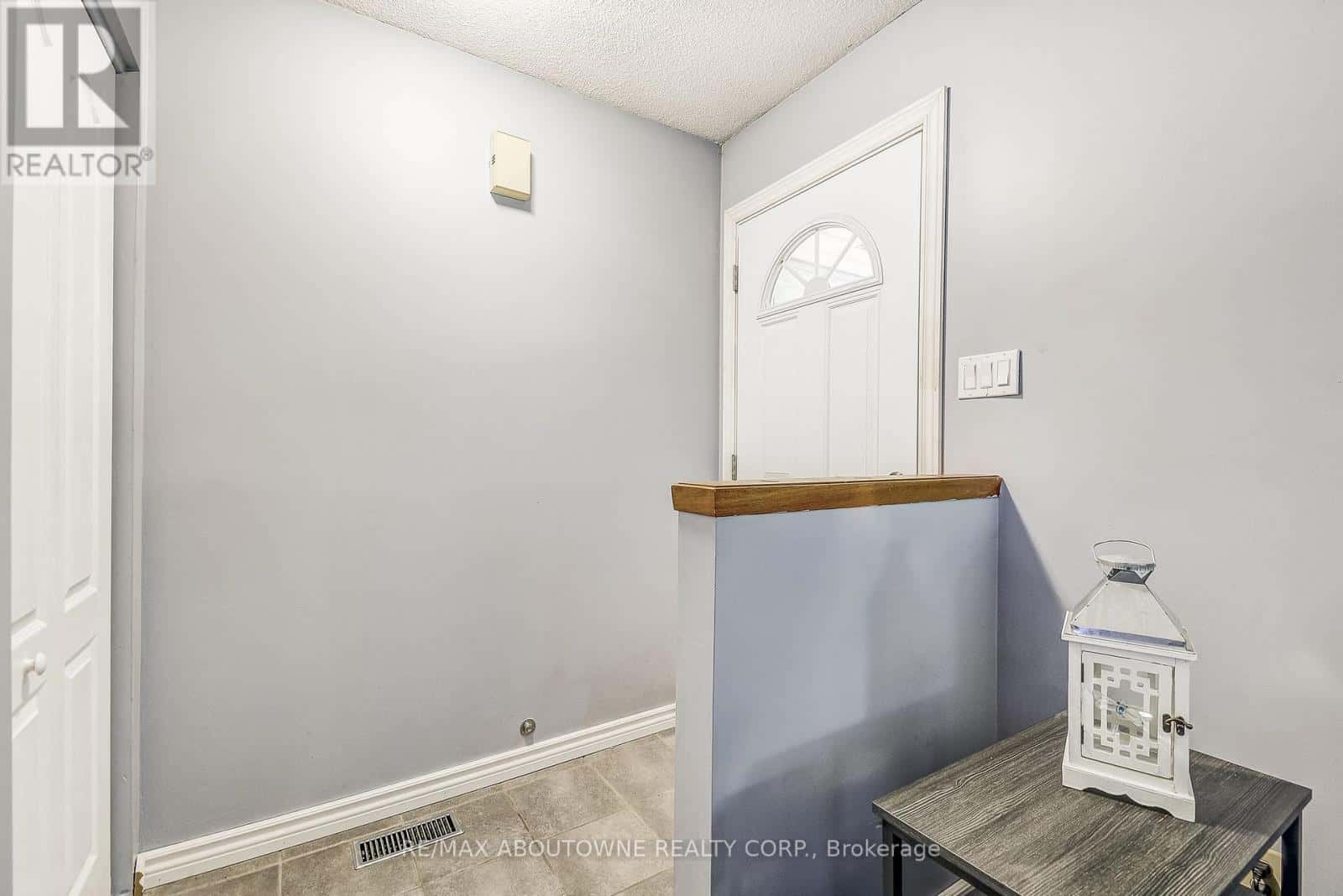 211 EAST 8TH STREET — Hamilton (Centremount), Ontario - Photo 4 of 36