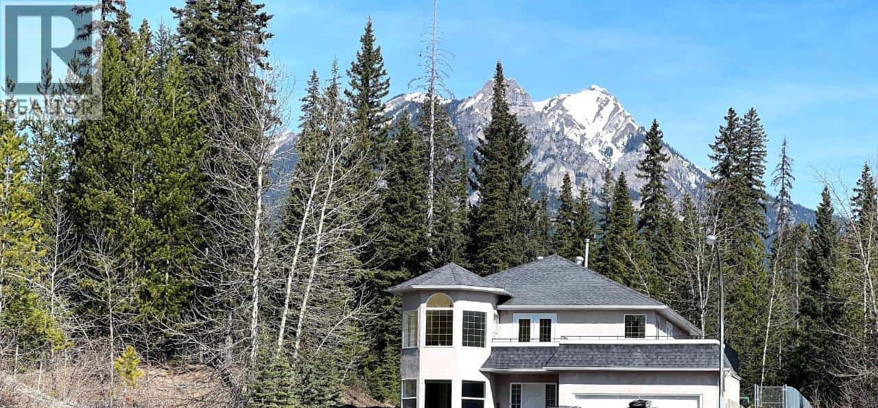 37 DOUGLAS Crescent — Elkford, British Columbia - Photo 3 of 5