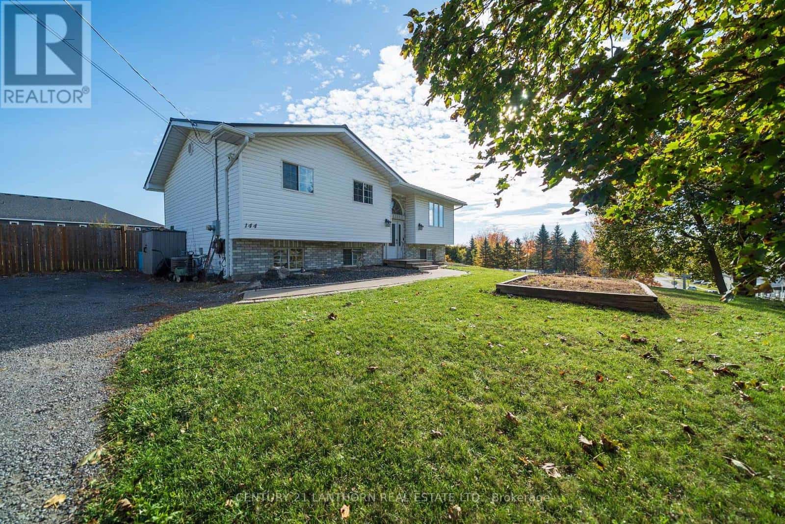 144 CENTRE STREET — Deseronto (Deseronto (Town)), Ontario - Photo 2 of 44