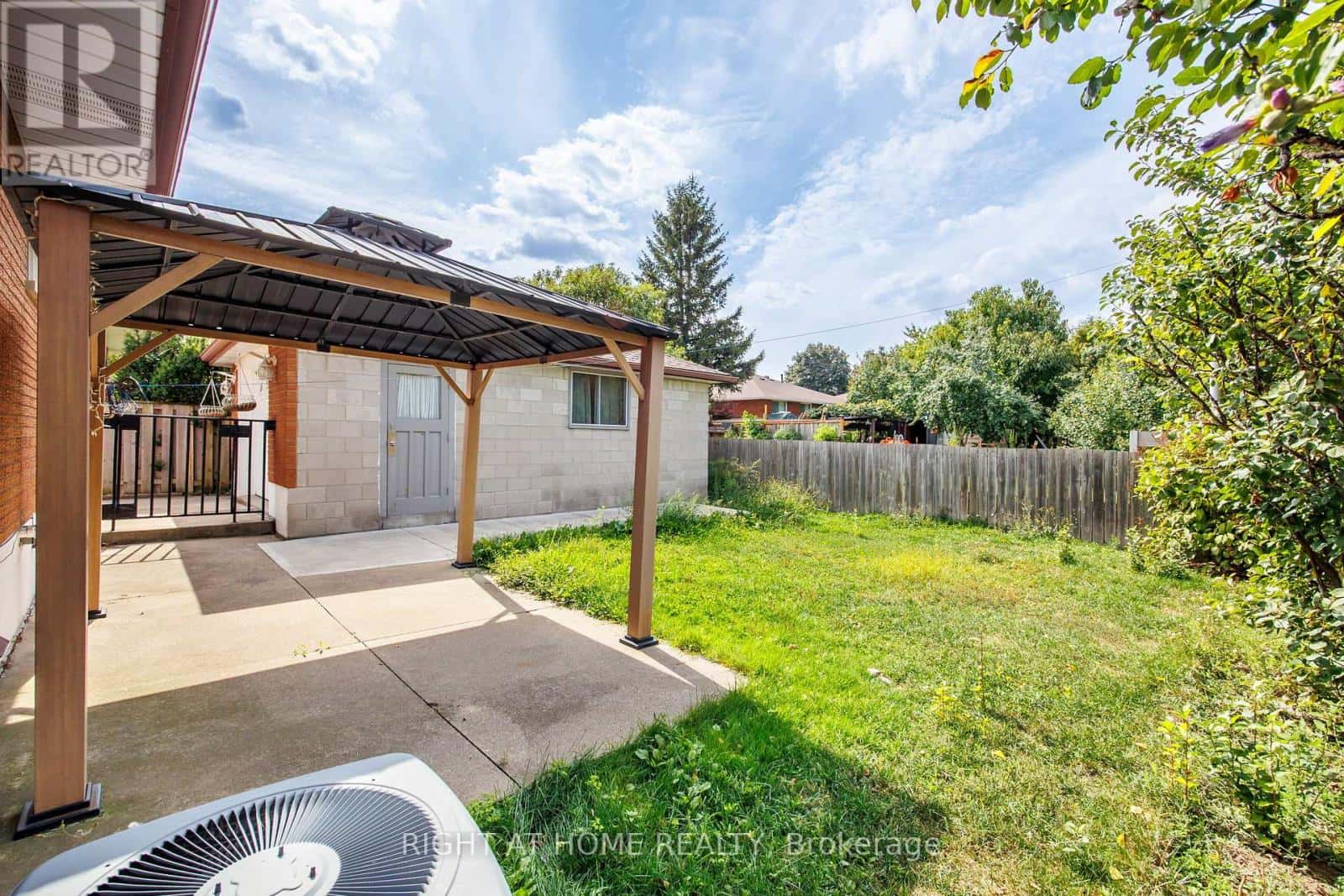 60 CHAMPLAIN AVENUE — Hamilton (Greenford), Ontario - Photo 5 of 33