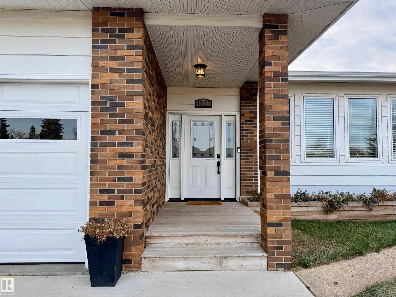 4525 51 ST — Vegreville, Alberta - Photo 2 of 39