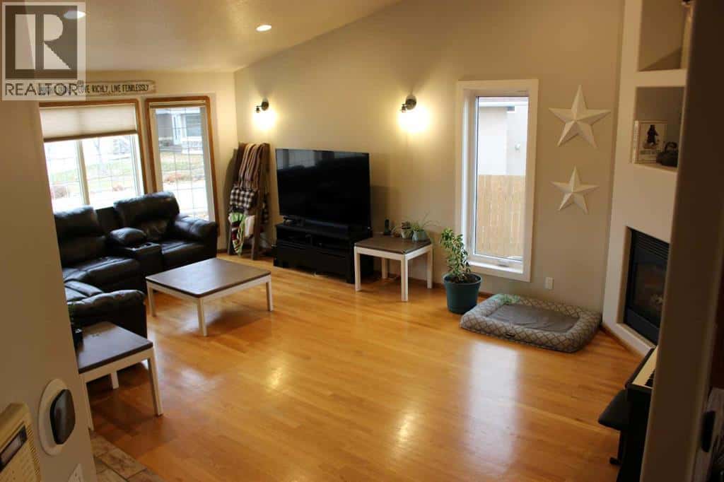 636 Maple Place — Picture Butte, Alberta - Photo 4 of 33