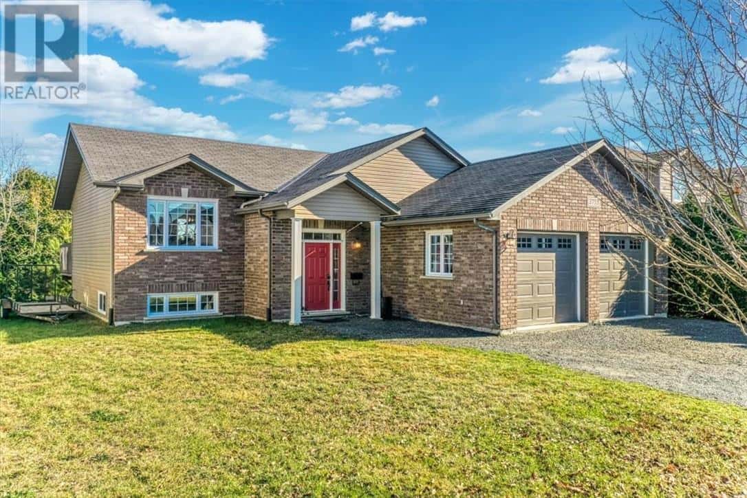 2753 Fleetwood — Azilda, Ontario - Photo 2 of 33