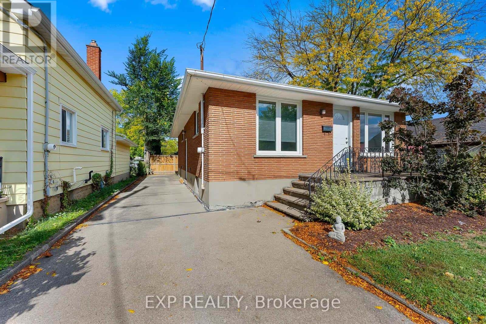 19 MOOTE STREET — St. Catharines (Fairview), Ontario - Photo 2 of 36