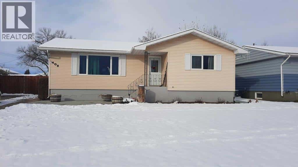 409 9 Street E — Drumheller, Alberta - Photo 2 of 29