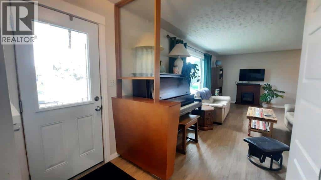 409 9 Street E — Drumheller, Alberta - Photo 3 of 29