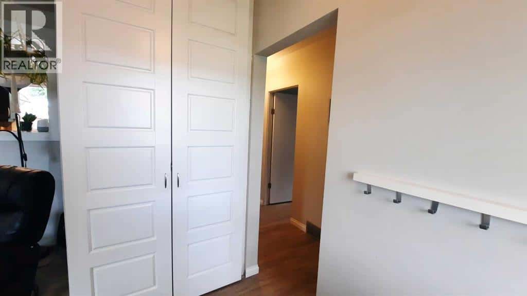 409 9 Street E — Drumheller, Alberta - Photo 4 of 29