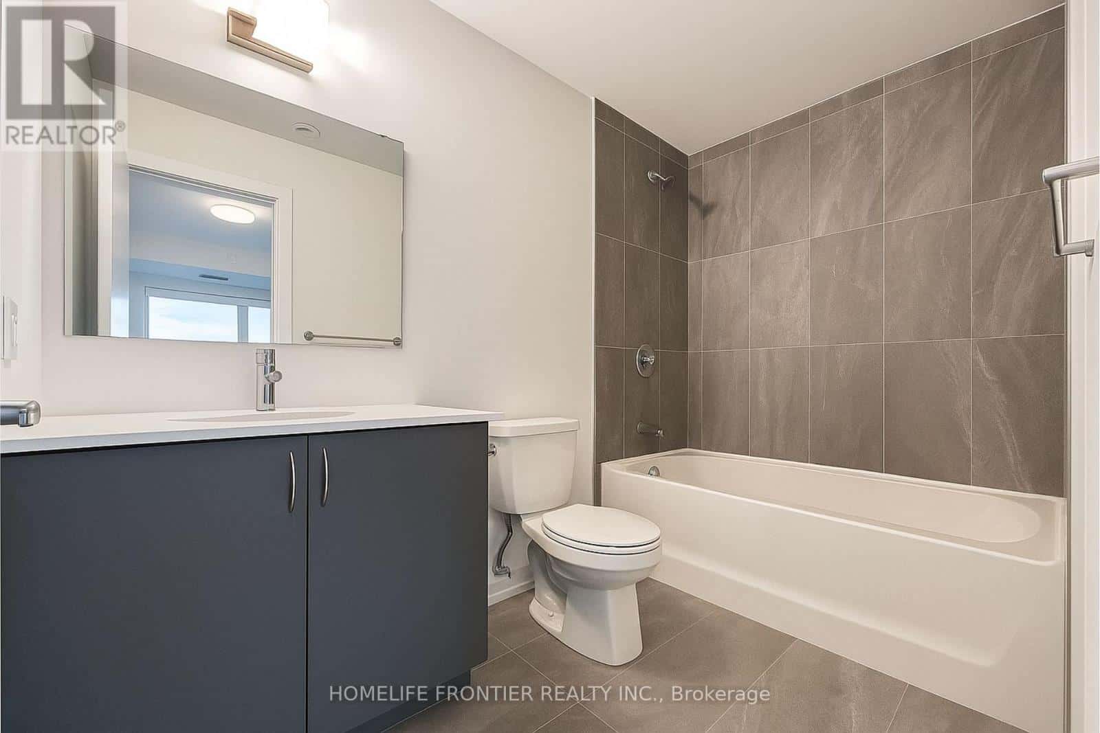 906 - 56 LAKESIDE TERRACE — Barrie (Little Lake), Ontario - Photo 2 of 15