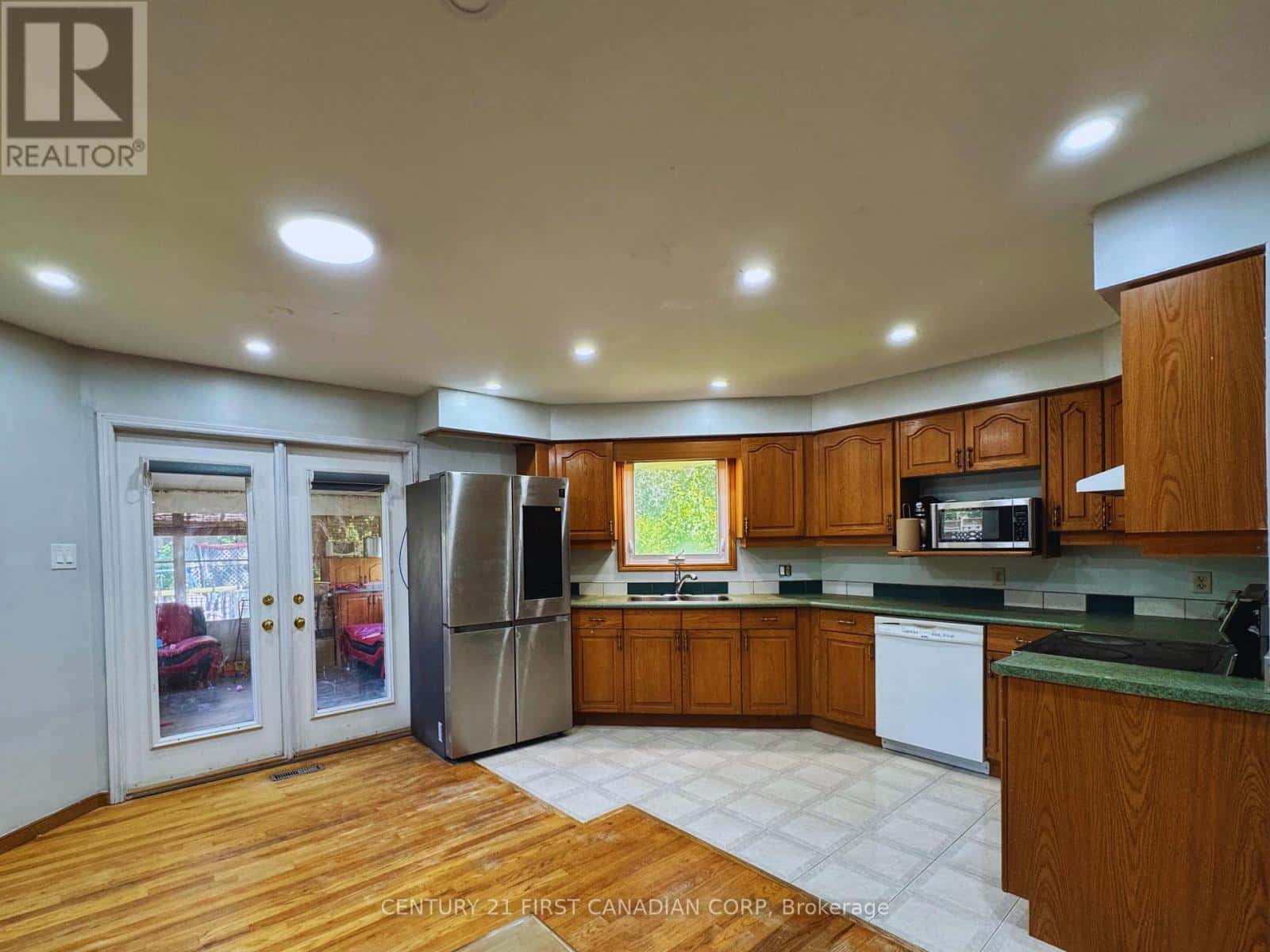 239 EDMUNDS PLACE S — London South (South T), Ontario - Photo 4 of 14