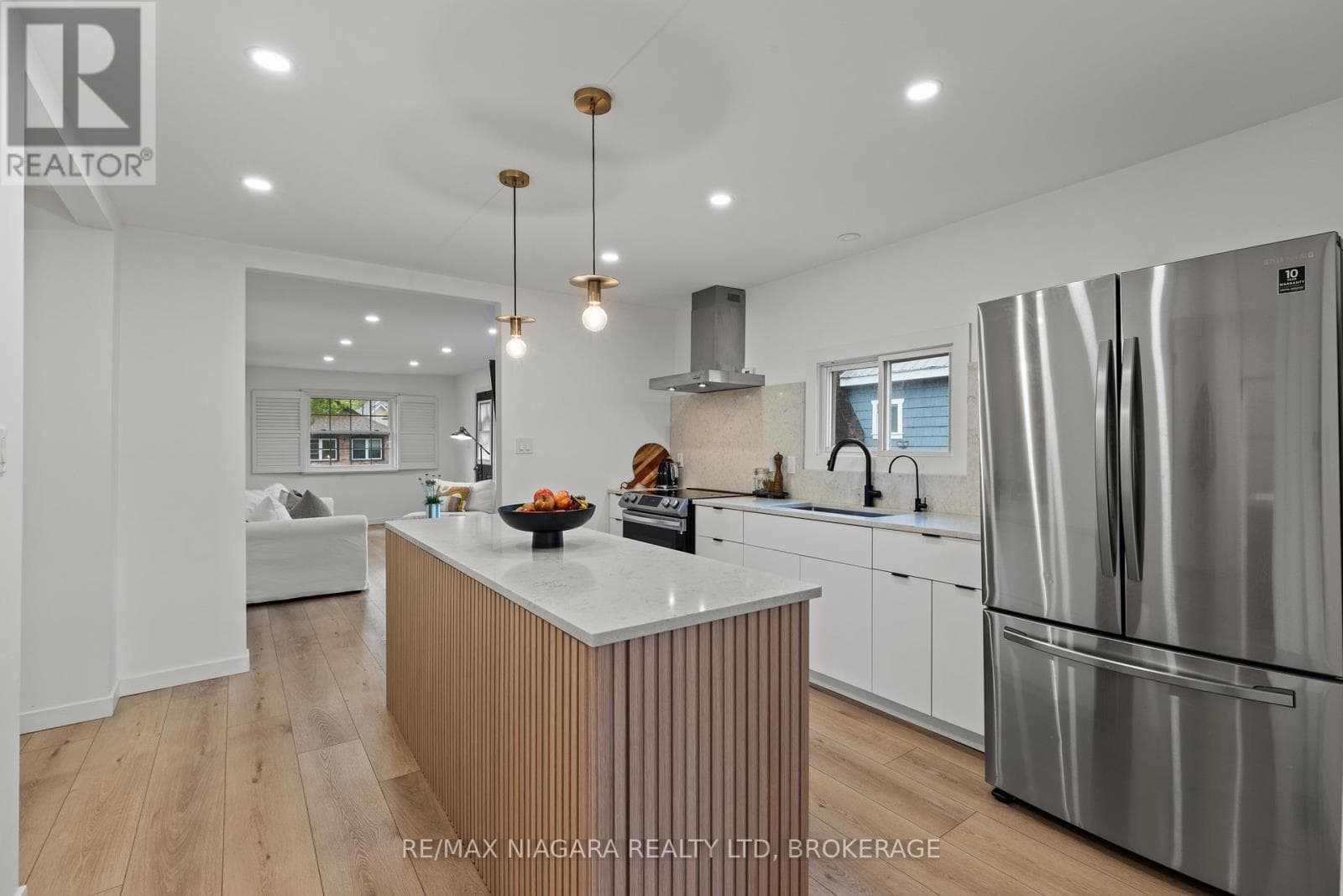 9 SHELLEY AVENUE — St. Catharines (Port Dalhousie), Ontario - Main photo