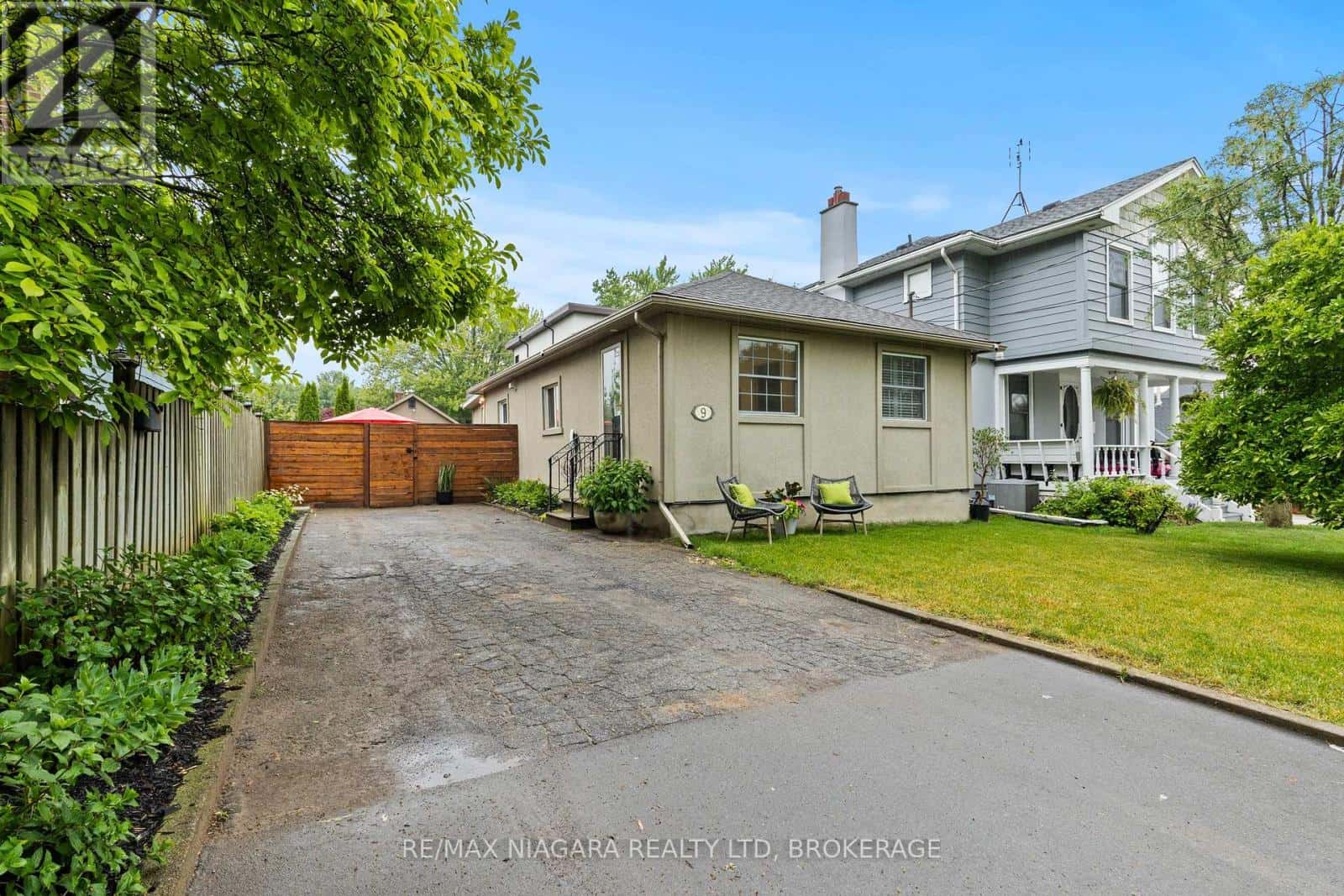 9 SHELLEY AVENUE — St. Catharines (Port Dalhousie), Ontario - Photo 2 of 37