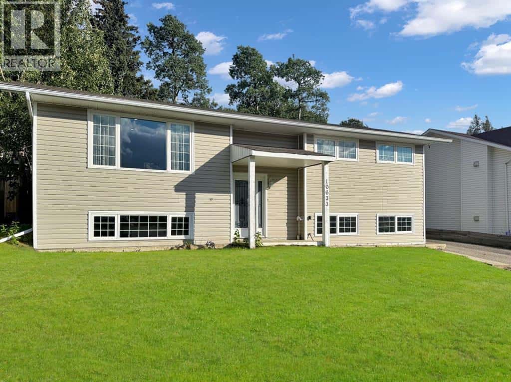 10633 104 Avenue — Grande Cache, Alberta - Photo 2 of 28