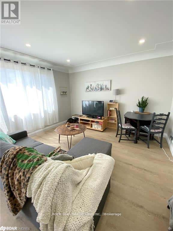 UPPER - 889 FENNELL AVENUE E — Hamilton (Raleigh), Ontario - Photo 5 of 12