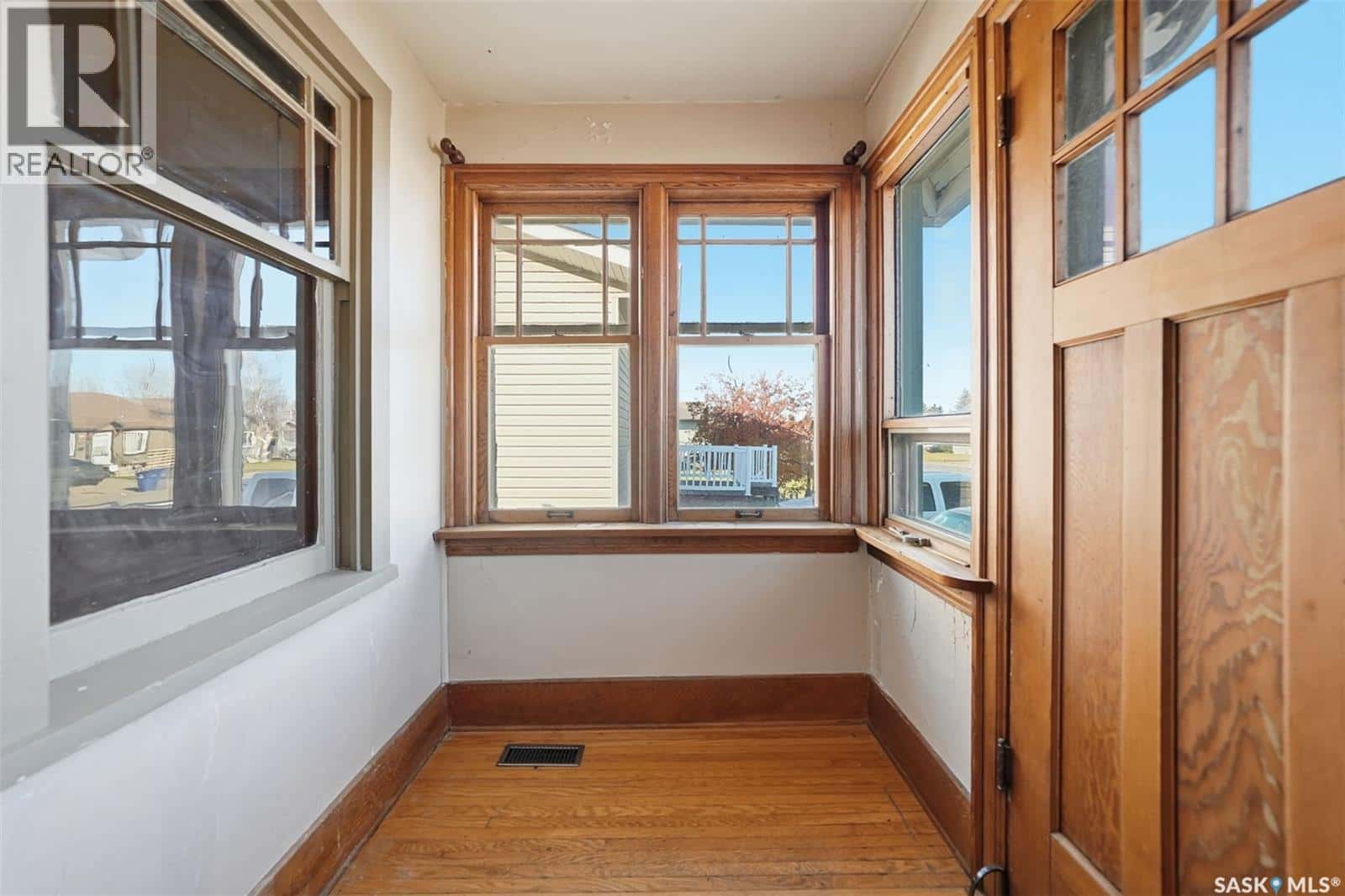 308-310 3rd STREET — Dundurn, Saskatchewan - Photo 4 of 48