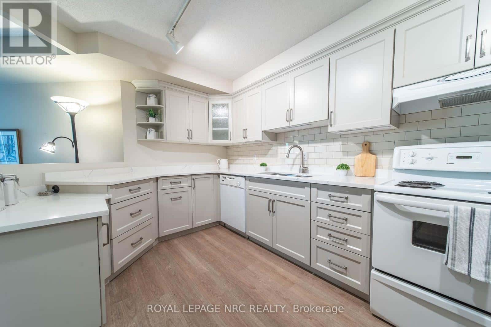 203 - 8111 FOREST GLEN DRIVE — Niagara Falls (Mt. Carmel), Ontario - Photo 3 of 26