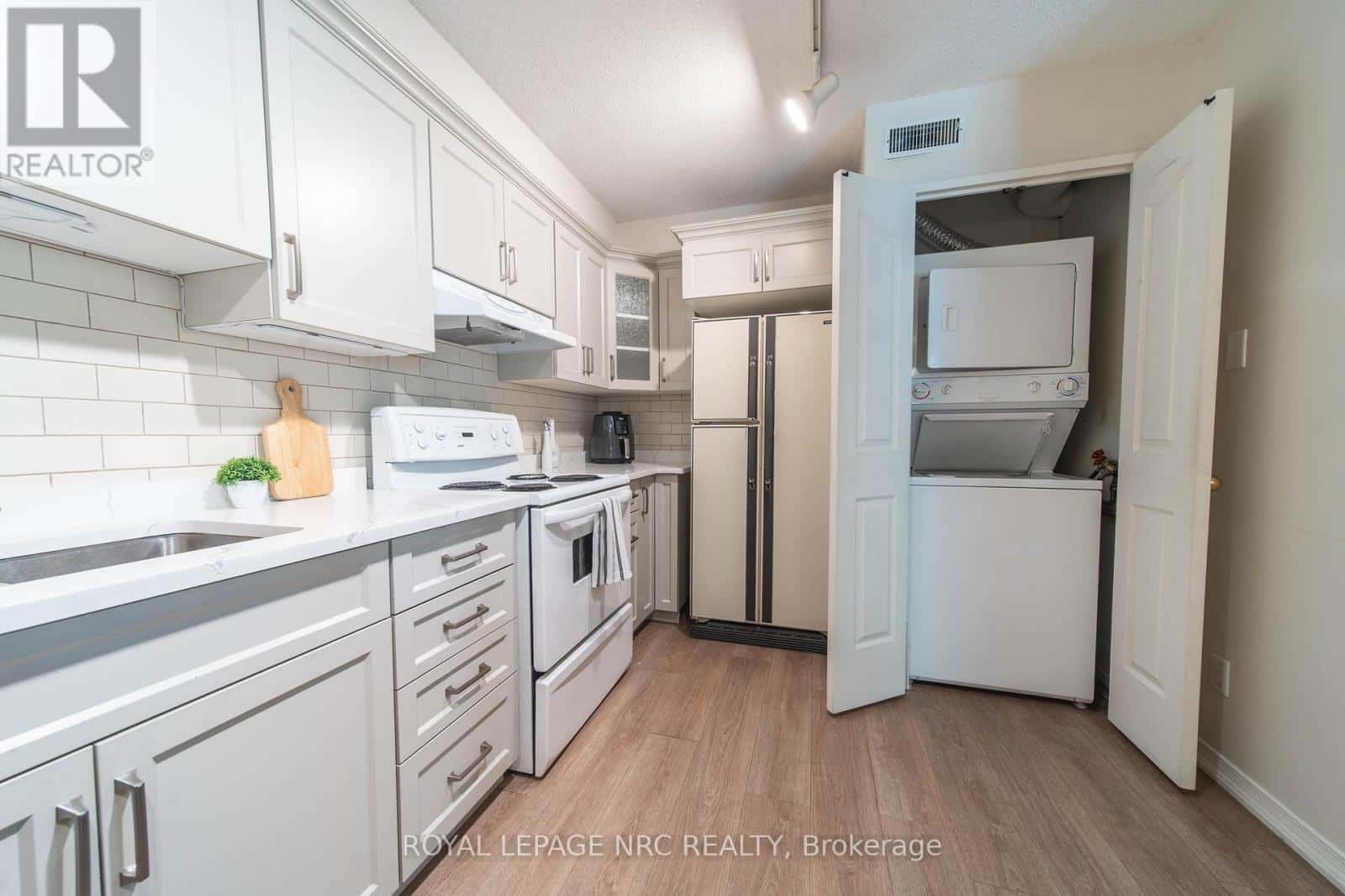 203 - 8111 FOREST GLEN DRIVE — Niagara Falls (Mt. Carmel), Ontario - Photo 4 of 26