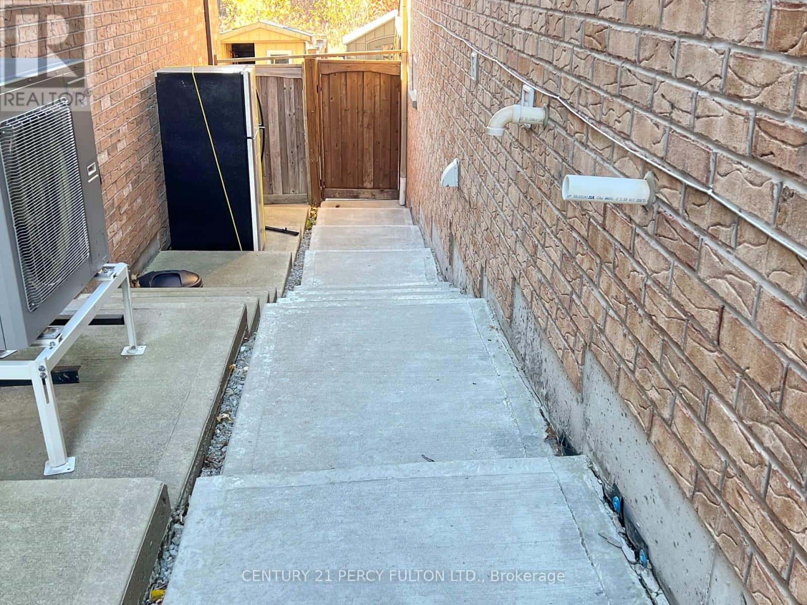 48 BERNBRIDGE ROAD — Markham (Box Grove), Ontario - Photo 2 of 8