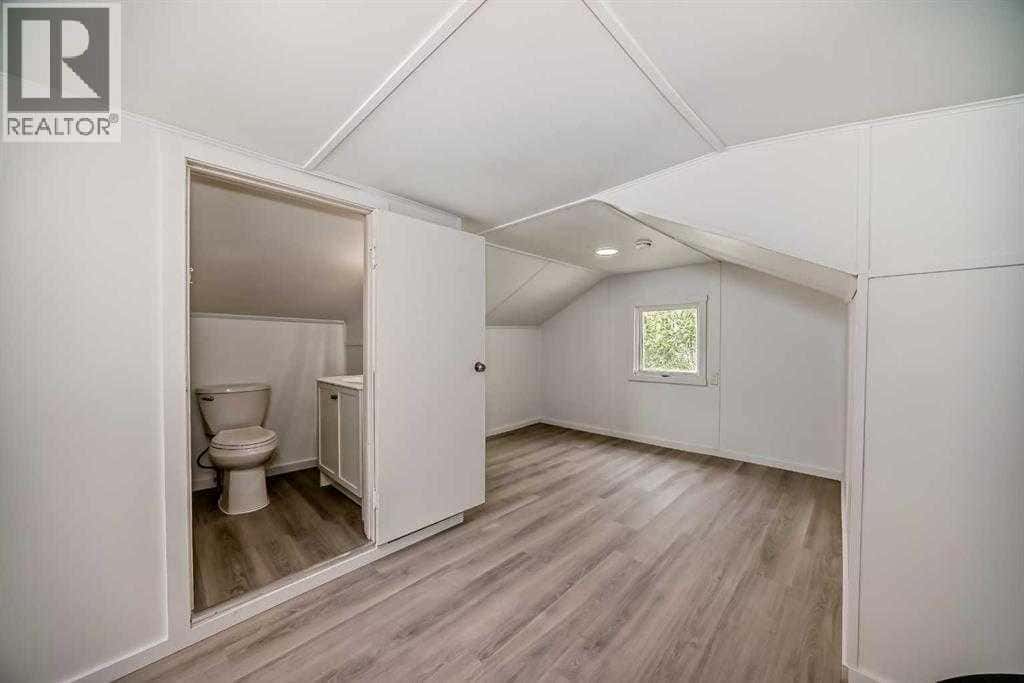 4734 50 Street — Sylvan Lake, Alberta - Photo 4 of 23