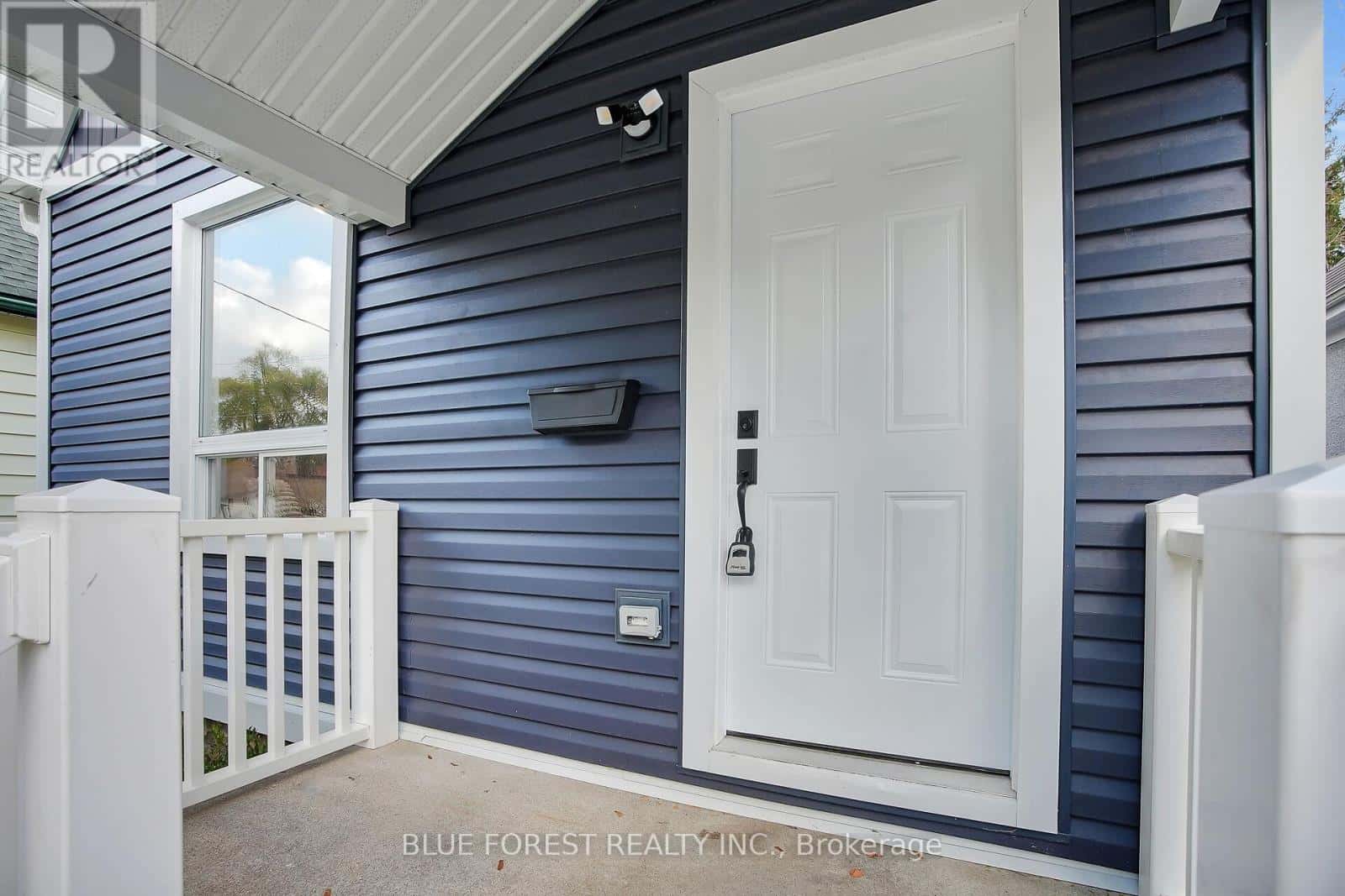 10 JOSEPHINE STREET — London South (South I), Ontario - Photo 3 of 31