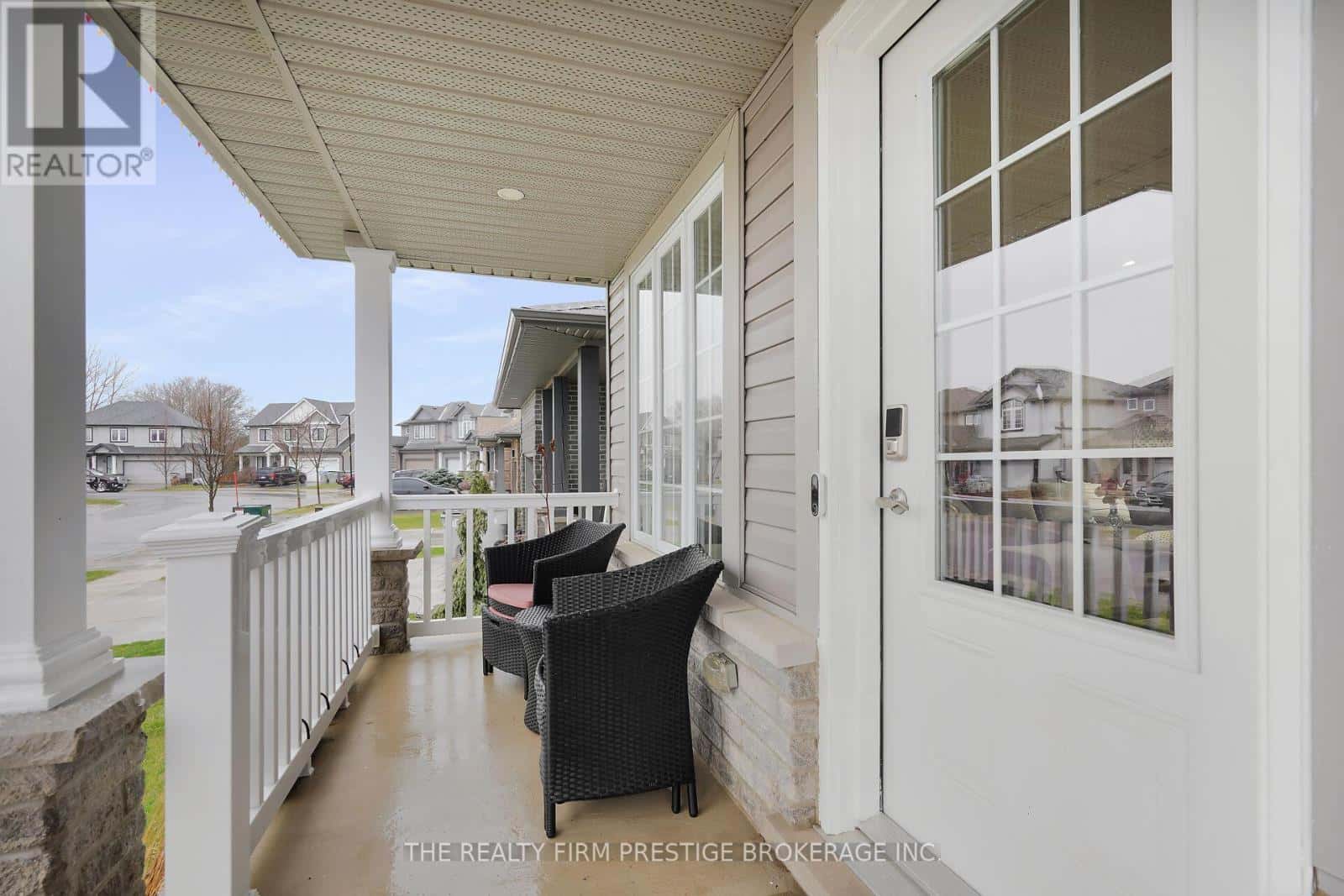 27 WILLIS AVENUE — Strathroy-Caradoc (SE), Ontario - Photo 2 of 37