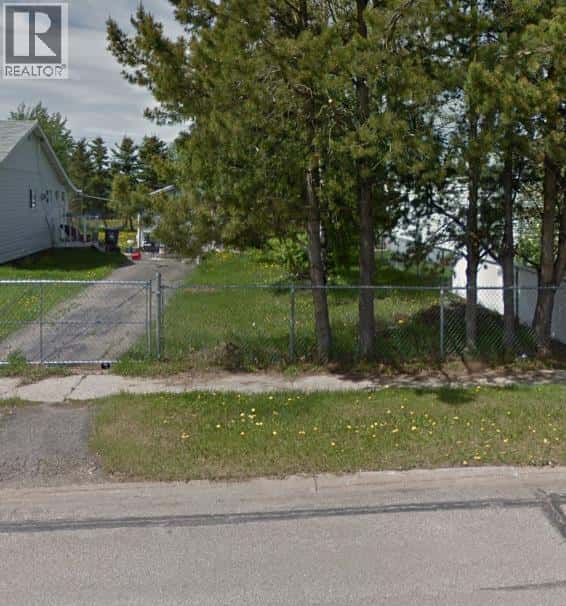 9820 99 Street — Wembley, Alberta - Photo 3 of 4