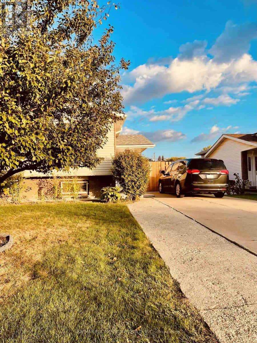 LOWER - 143 HIGHRIDGE AVENUE — Hamilton (Riverdale), Ontario - Photo 2 of 27