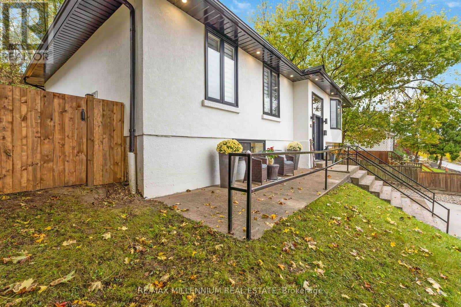 45 BRADLEY STREET — St. Catharines (Burleigh Hill), Ontario - Photo 2 of 50