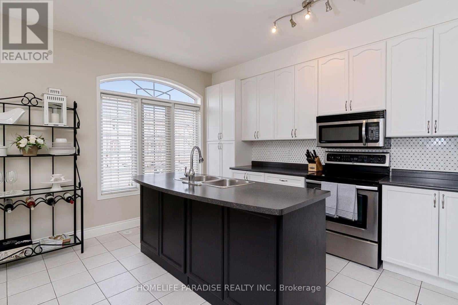 2368 SUTTON DRIVE — Burlington (Orchard), Ontario - Photo 3 of 13