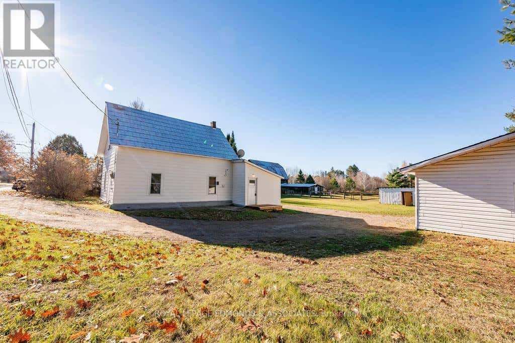 7 ELIZABETH STREET — Laurentian Hills, Ontario - Photo 3 of 33