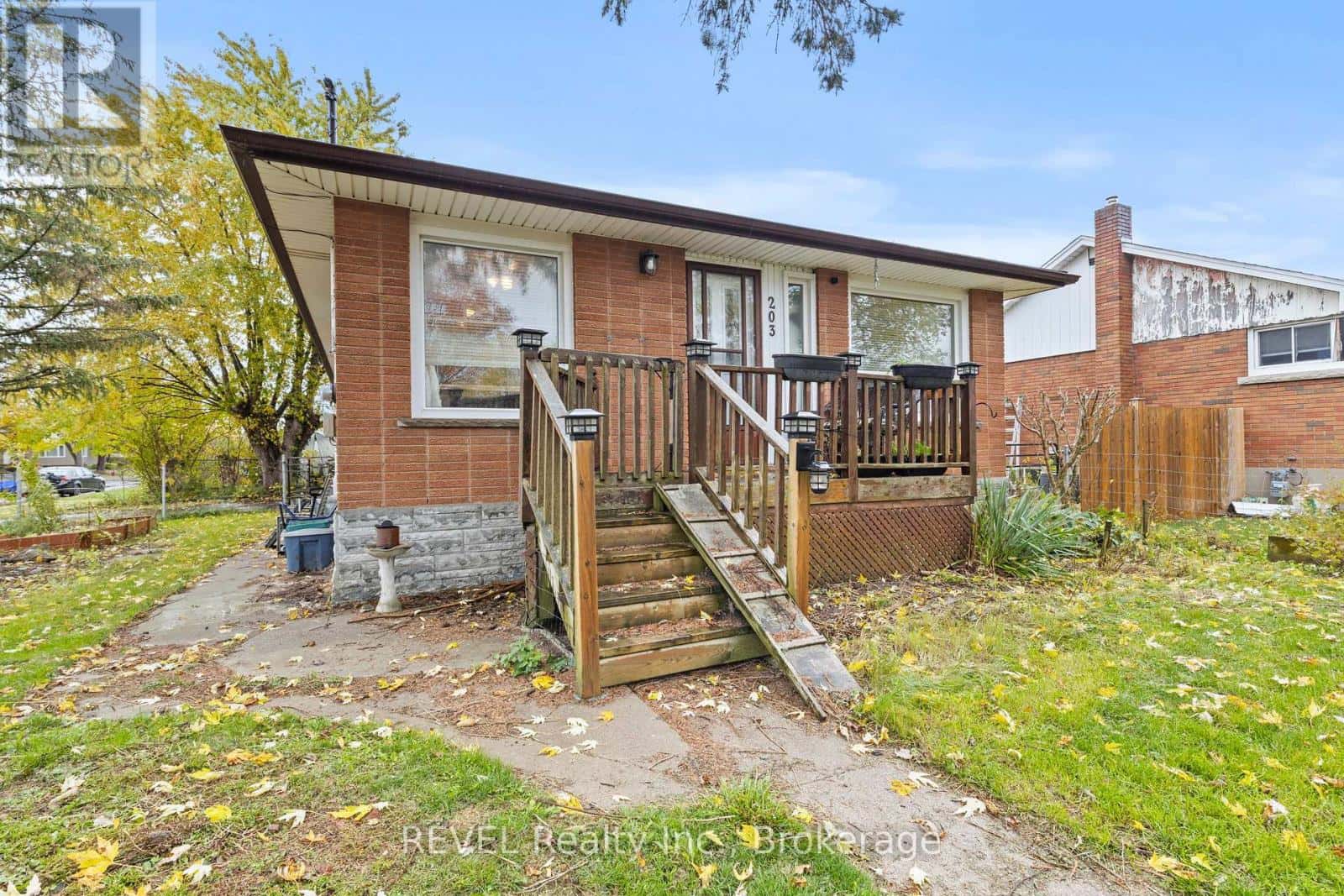 203 KILGOUR AVENUE — Welland (Broadway), Ontario - Photo 2 of 33