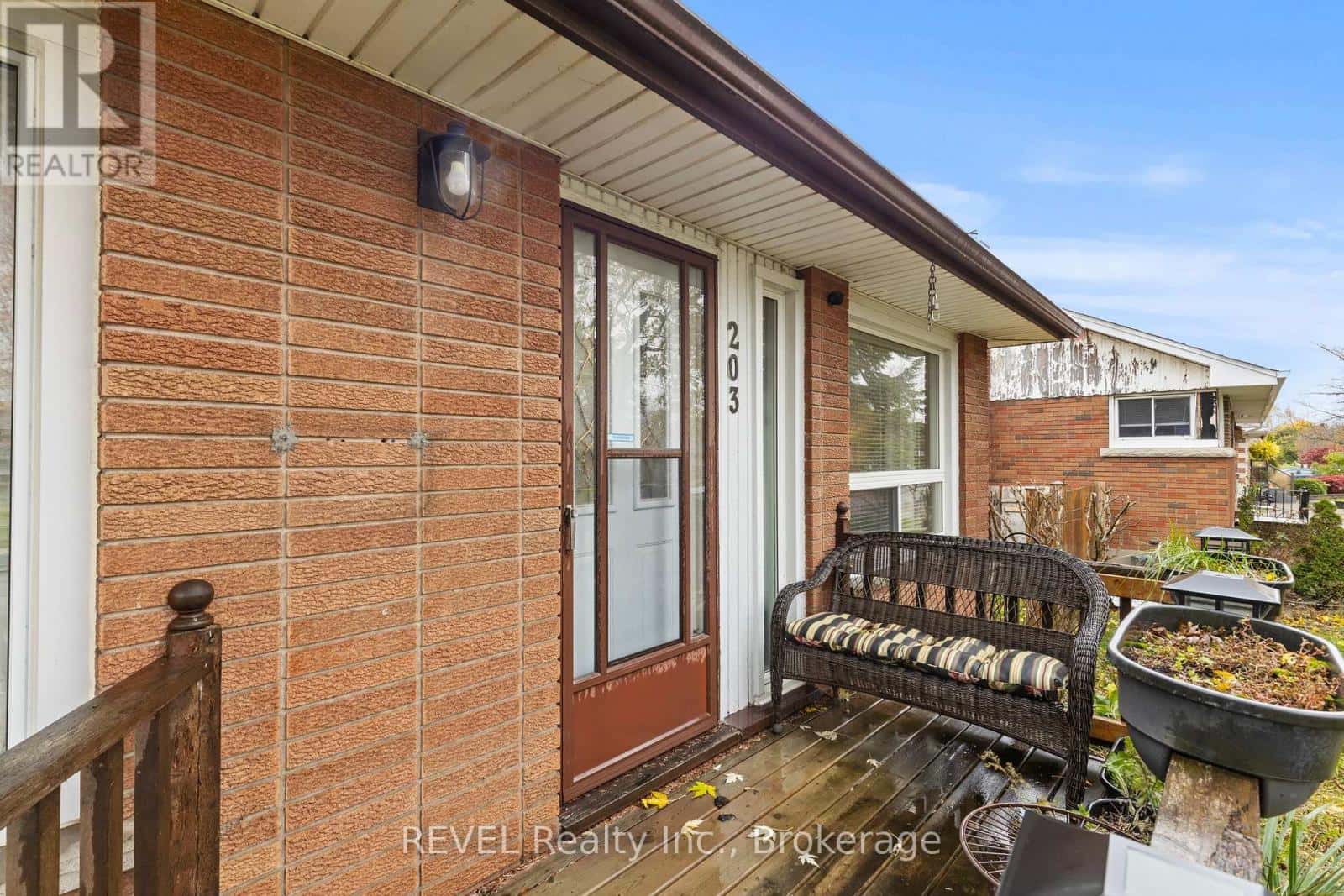 203 KILGOUR AVENUE — Welland (Broadway), Ontario - Photo 3 of 33