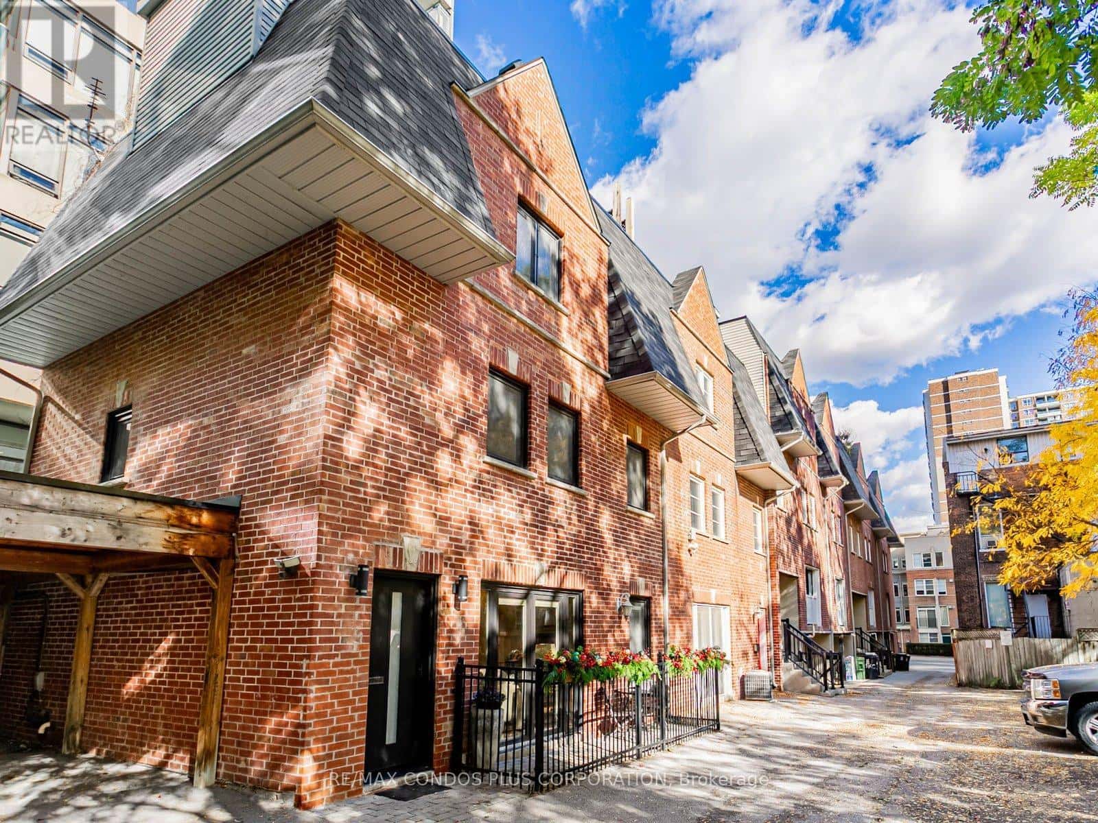 F - 346 JARVIS STREET — Toronto (Church-Yonge Corridor), Ontario - Photo 2 of 39